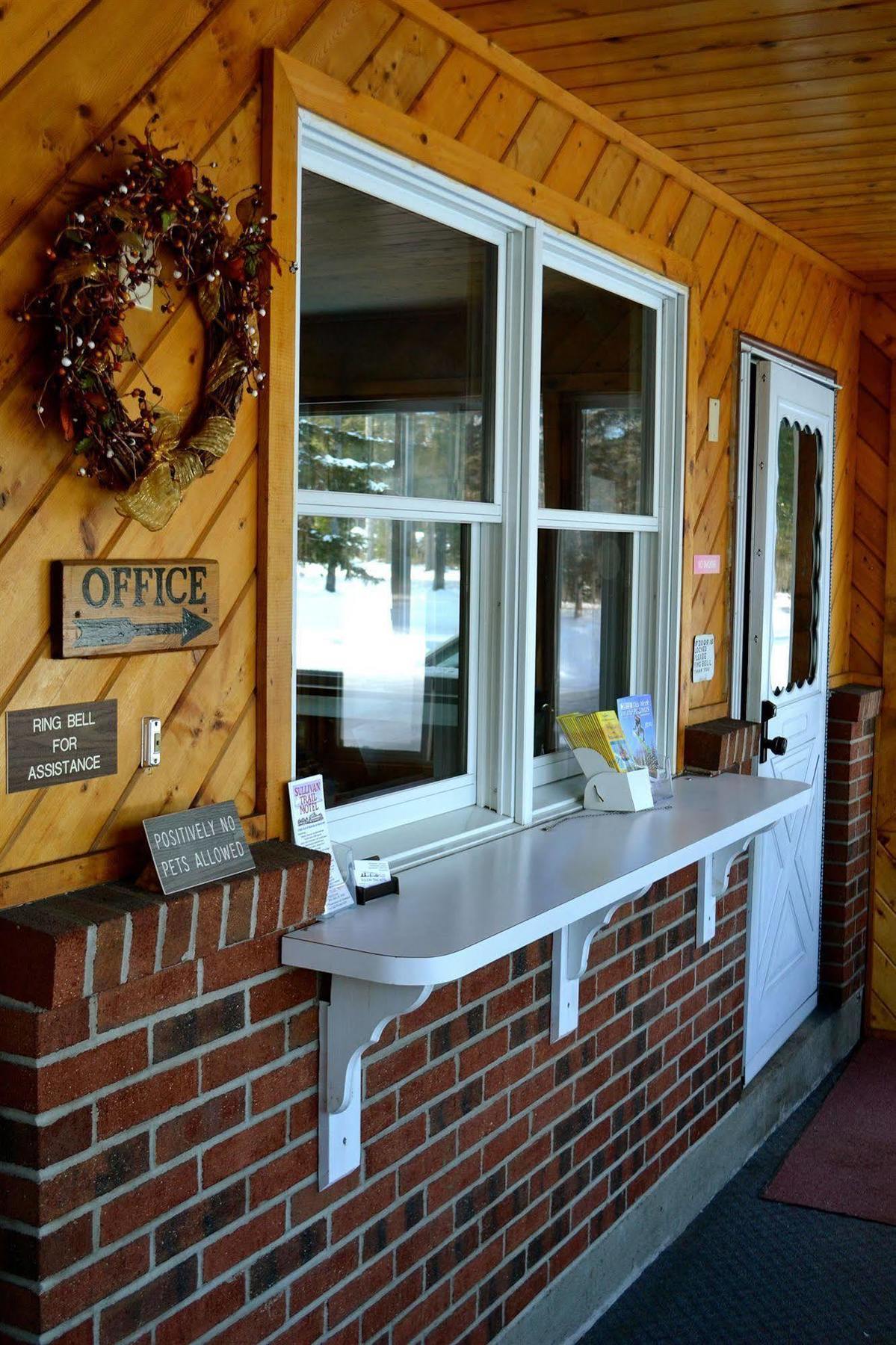 Sullivan Trail Inn & Suites Pocono Lake エクステリア 写真